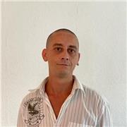 Junior App Entwickler für iOS gibt Nachhilfe in SwiftUI mit MVVM Struktur